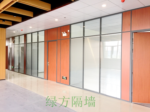 武漢每時汽車工業(yè)園玻璃隔斷實景
